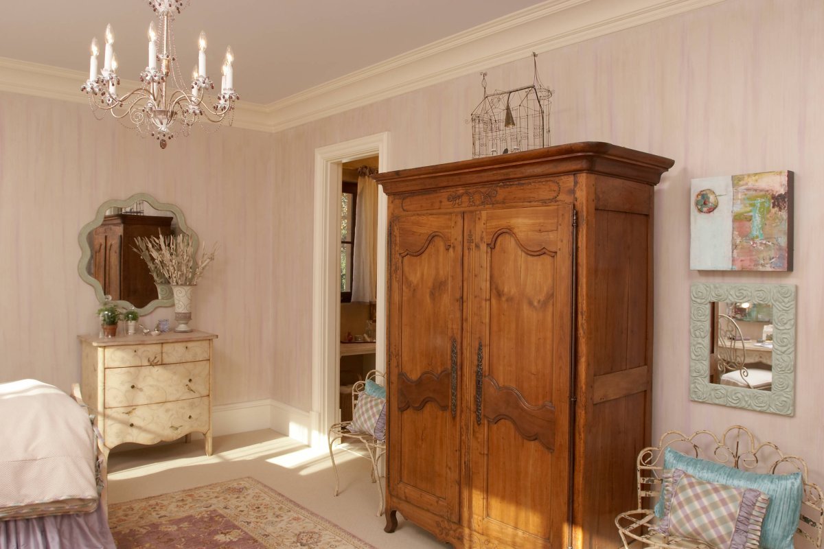 Старинный шкаф в спальне