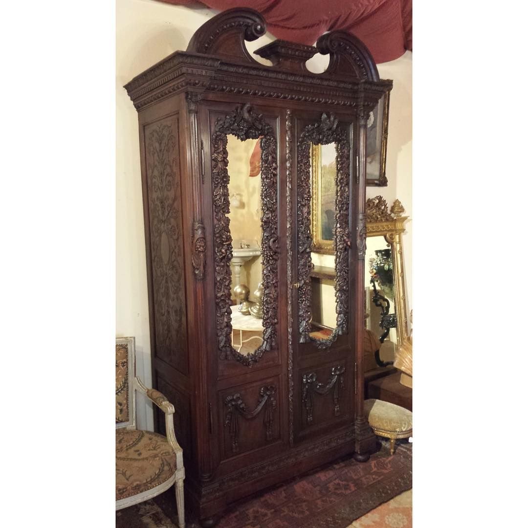 Антикварный шкаф с орлом наверху