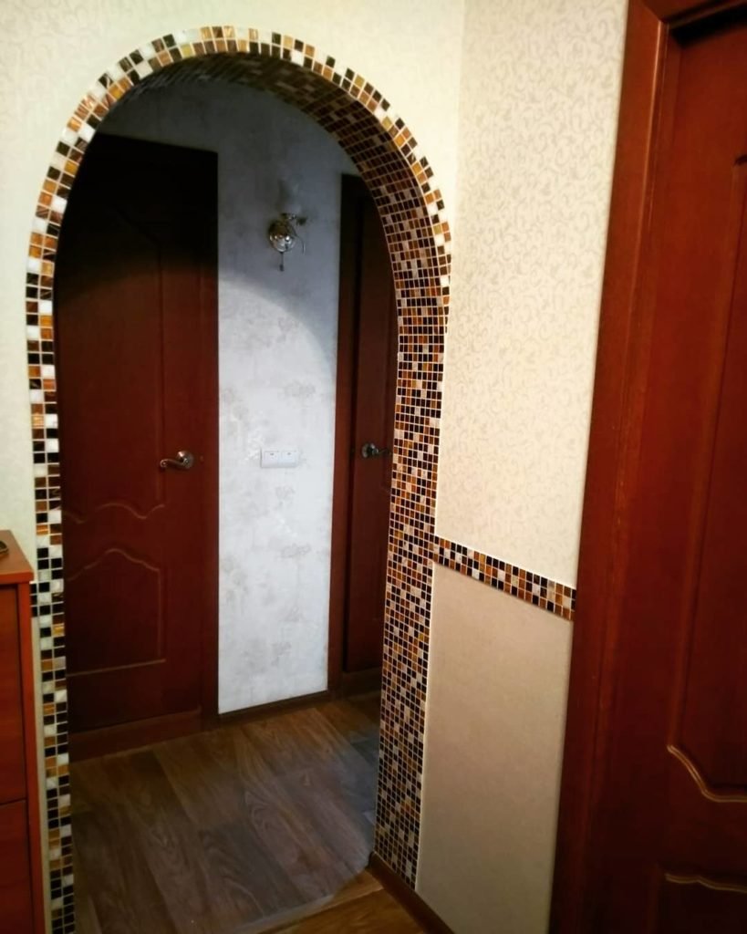 Отделка арки мозаикой