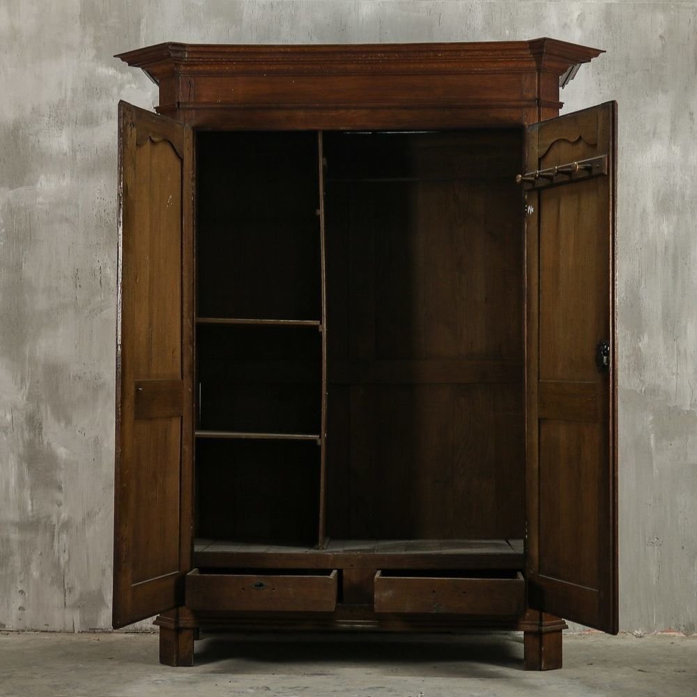 Огромный старинный шкаф для спектакля