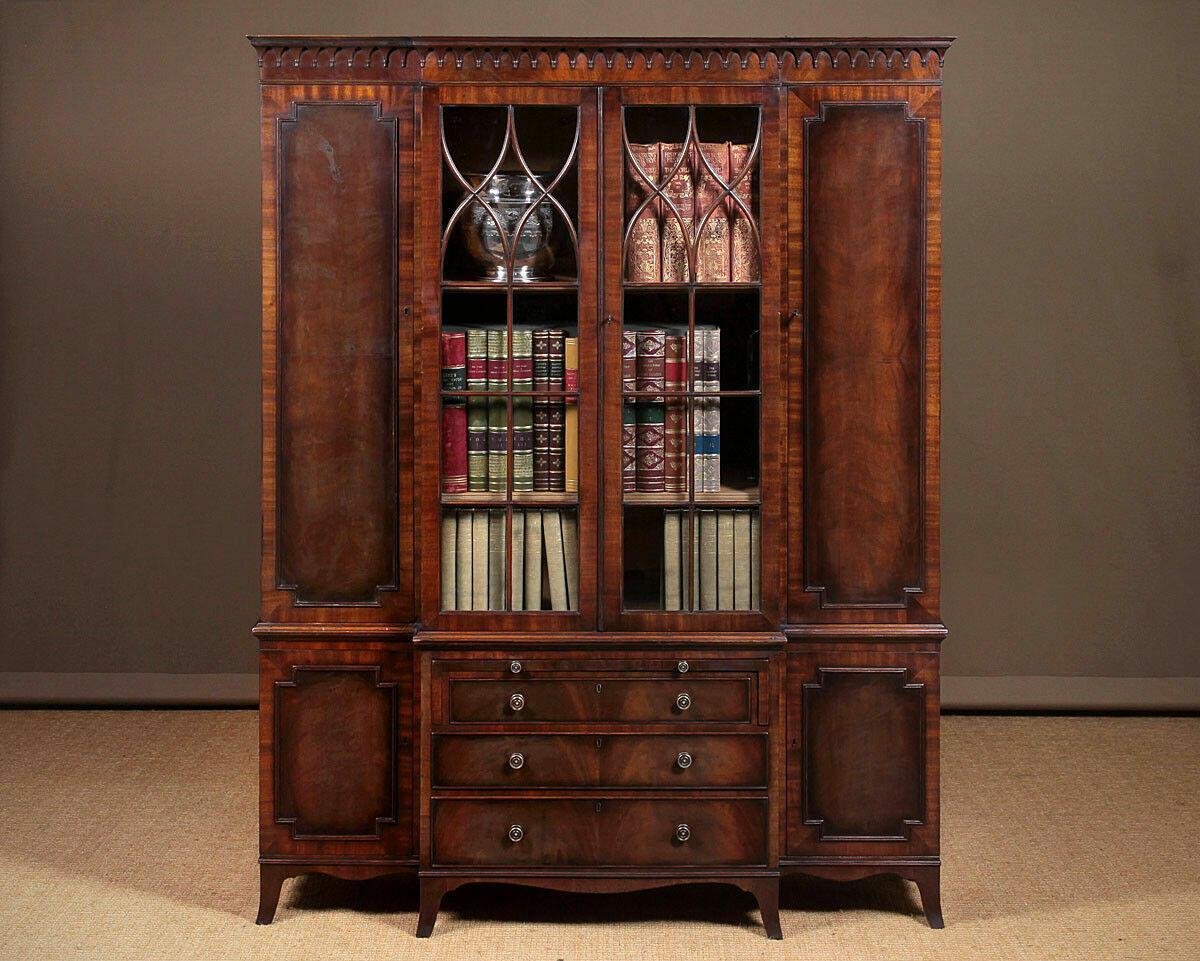 Старинный шкаф