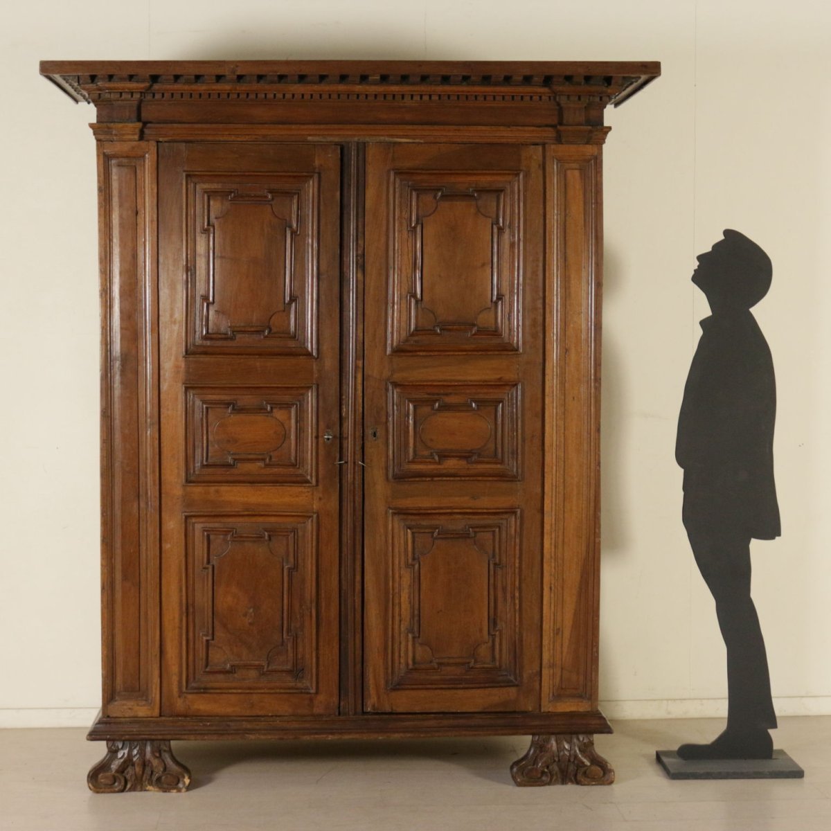 Старинный шкаф