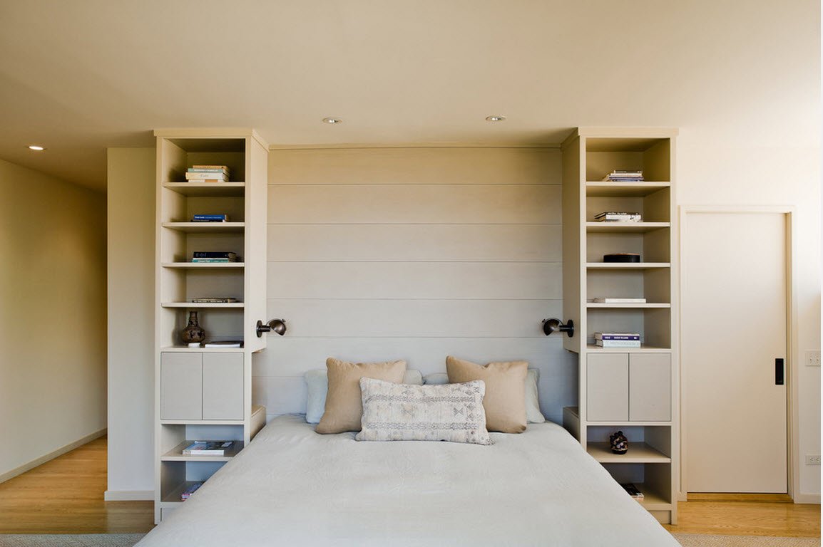 Кровать в нише с полками