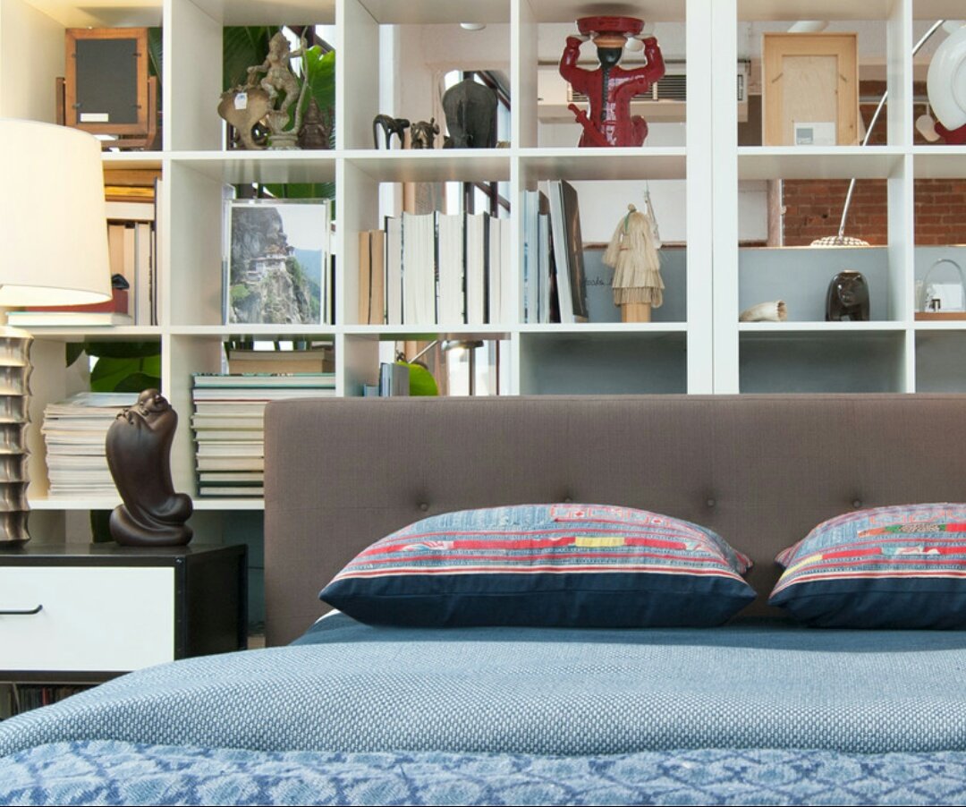 Стеллаж в изголовье кровати