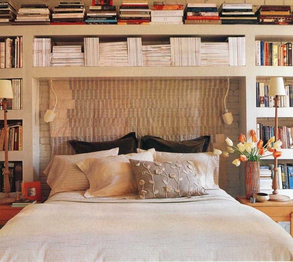 Полки в изголовье кровати