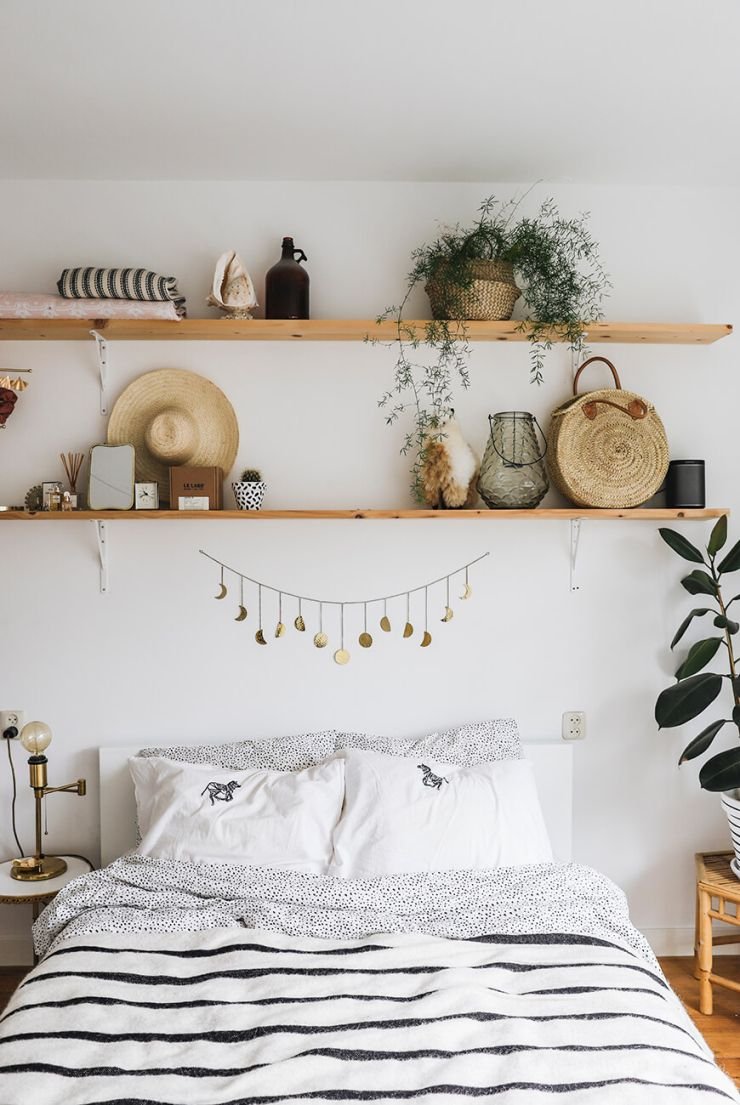 Полка с декором спальня