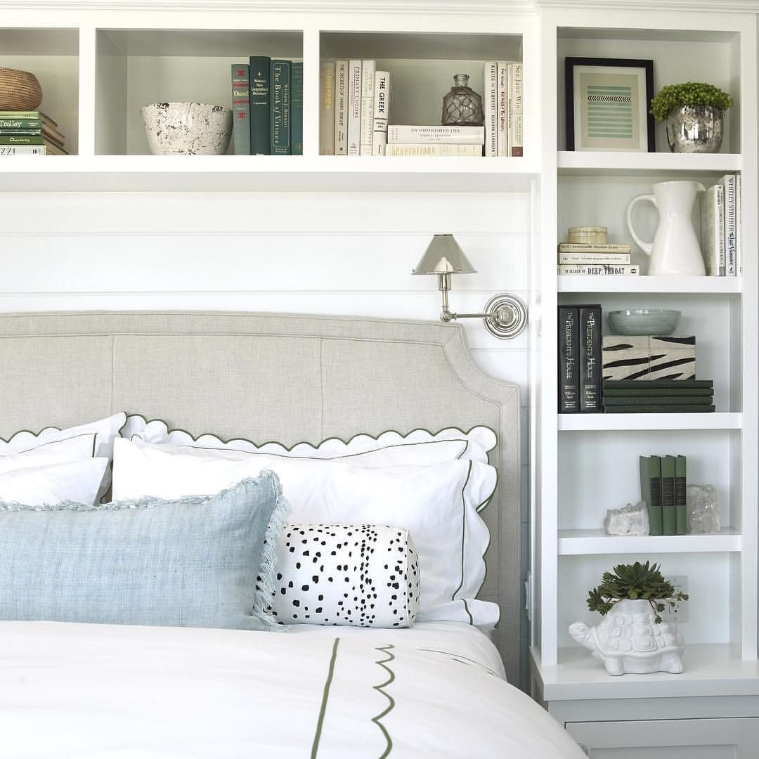 Полочка над кроватью