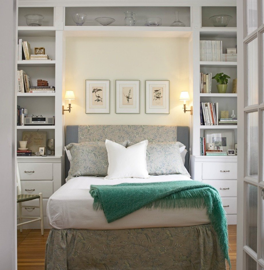 Стеллаж в изголовье кровати