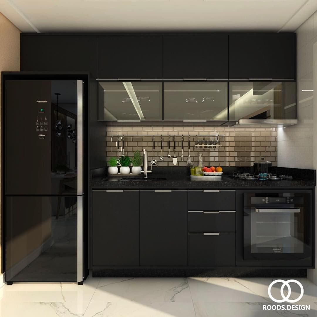 Кухня с черным стеклом