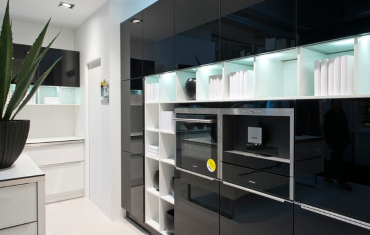 Стеклянные безрамочные фасады для кухни