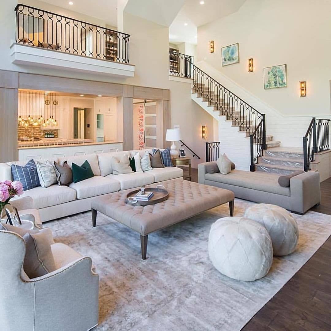 Красивая гостиная в доме современная