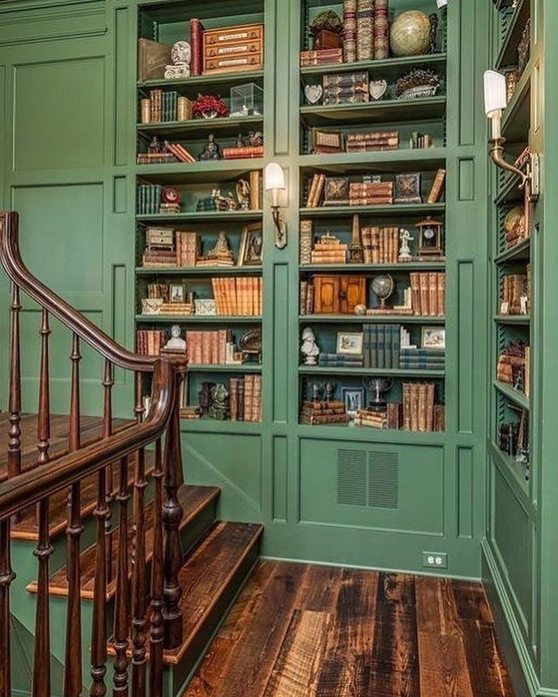 Темно зеленый шкаф