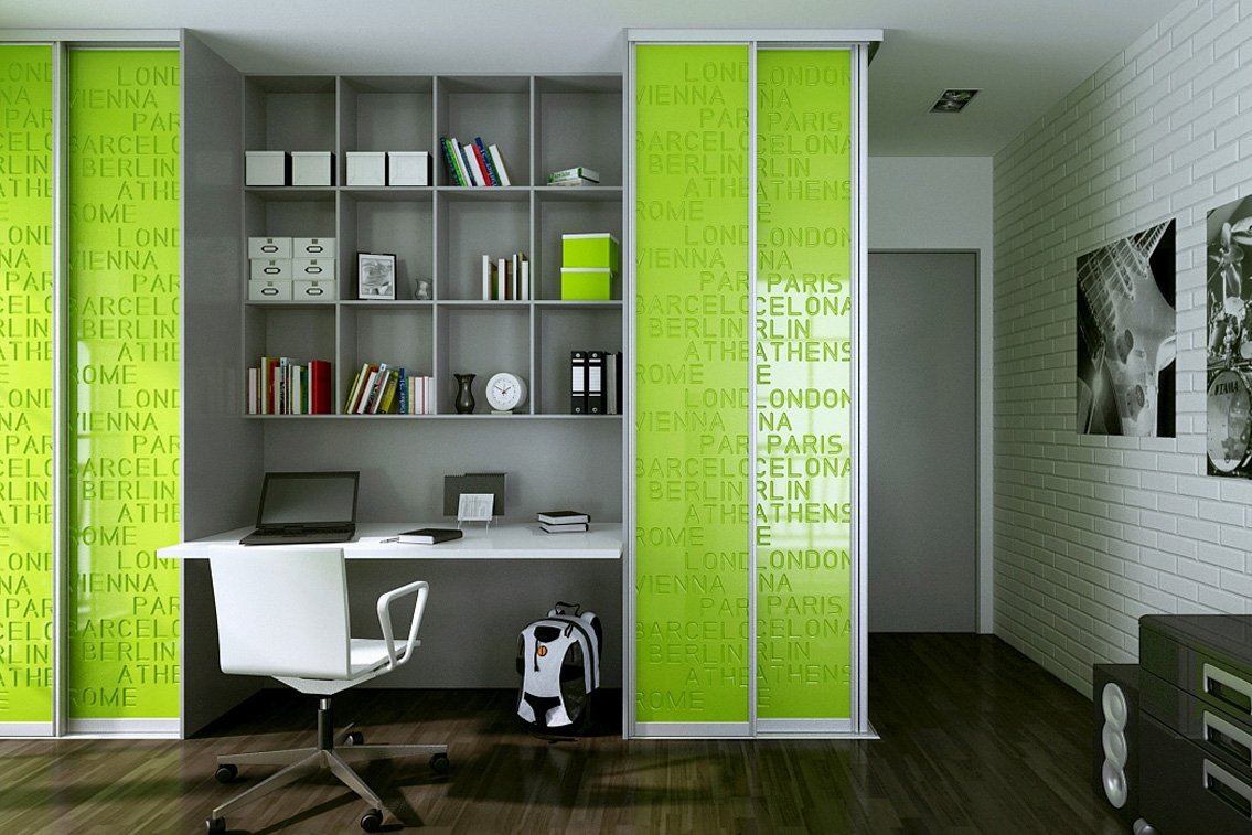 Комната с зеленым шкафом