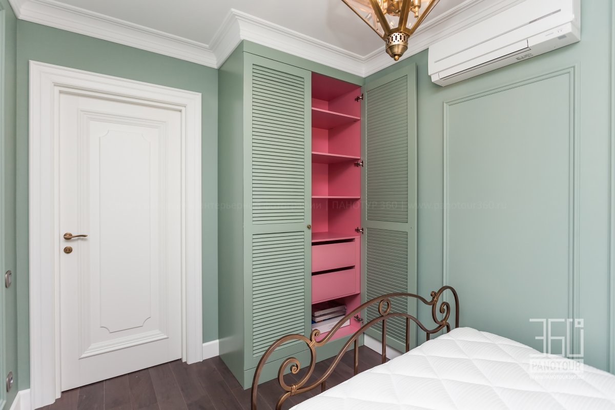 Шкаф с жалюзийными дверцами в спальне