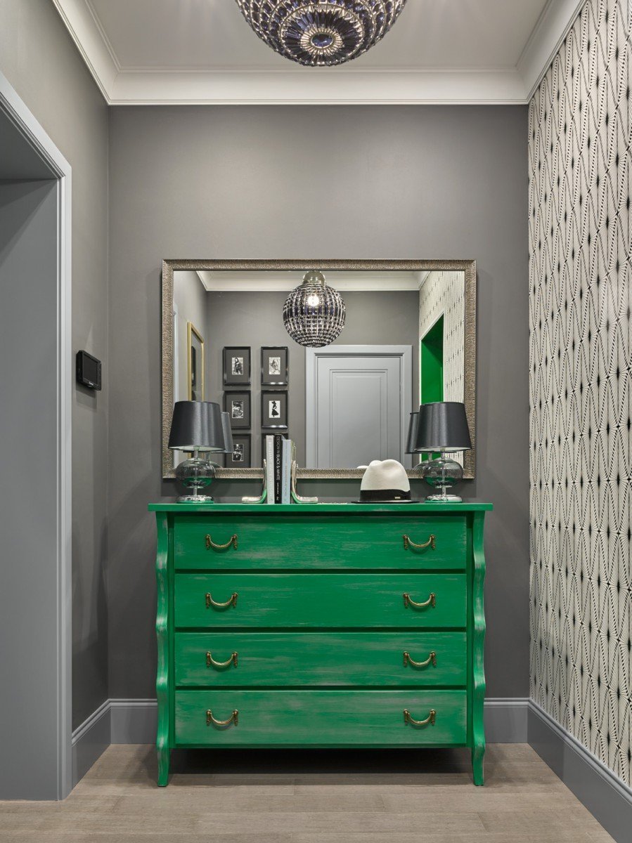 Изумрудный комод в интерьере