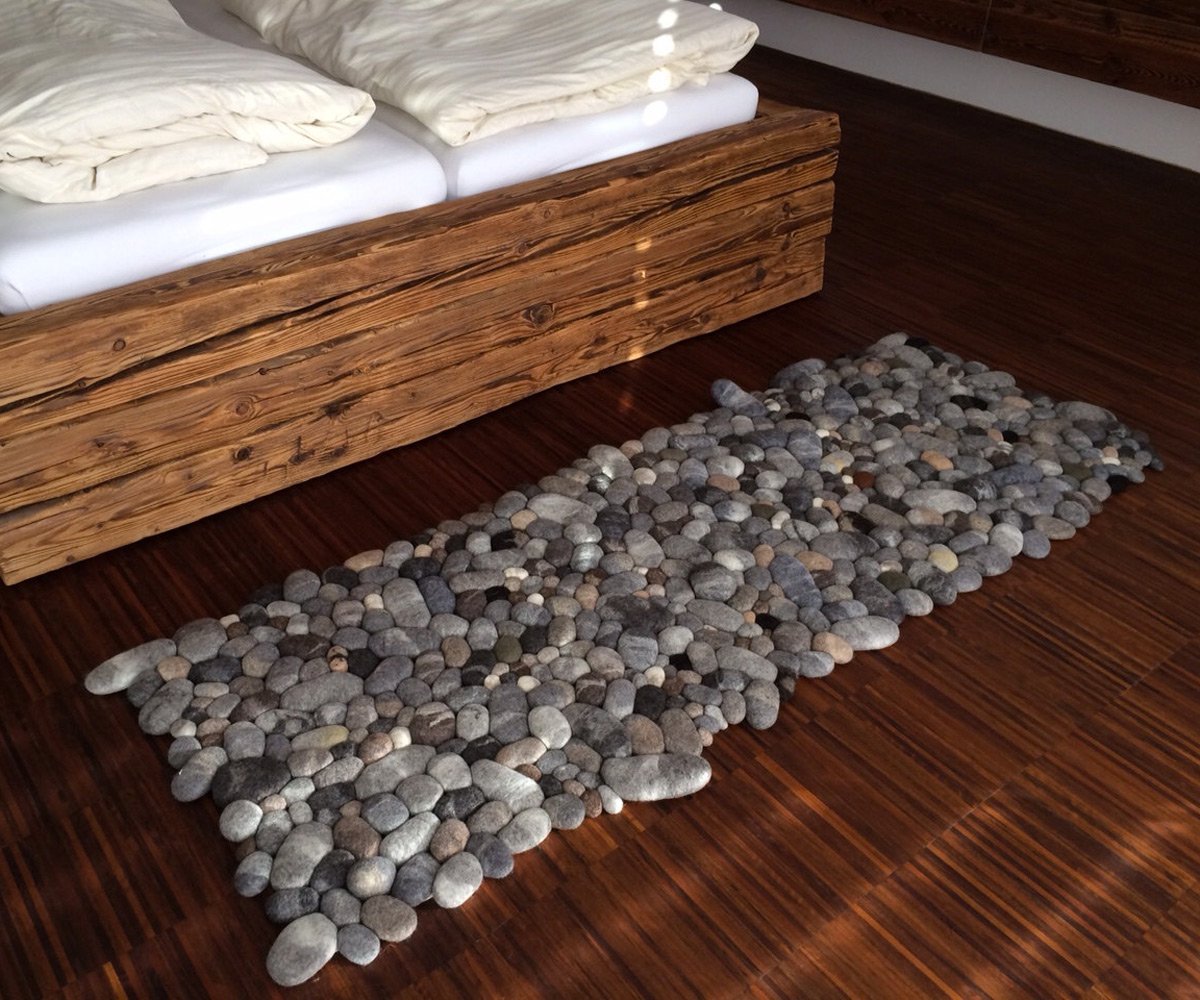 Ковер и камня в интерьере