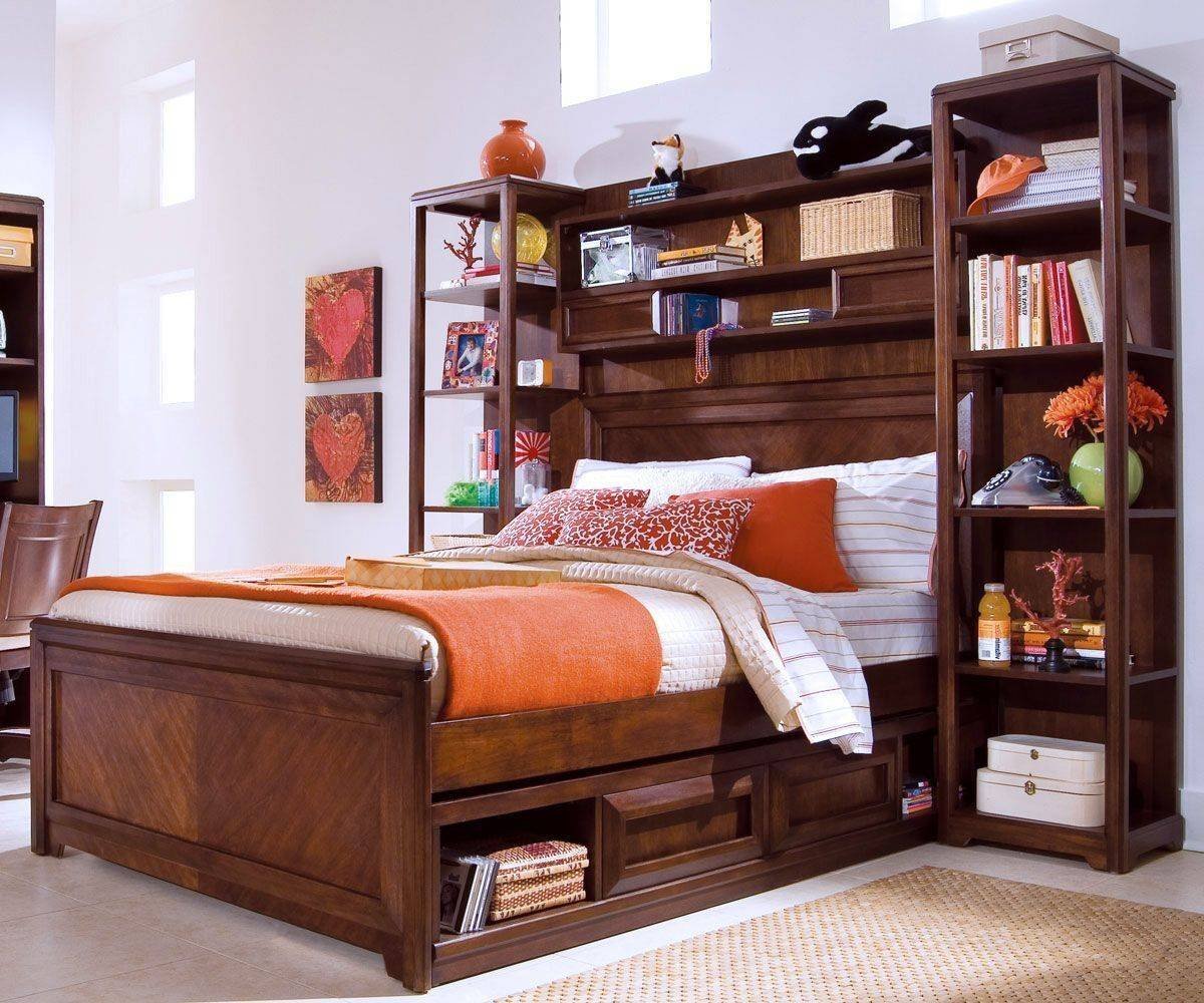 Кровать с полками в изголовье