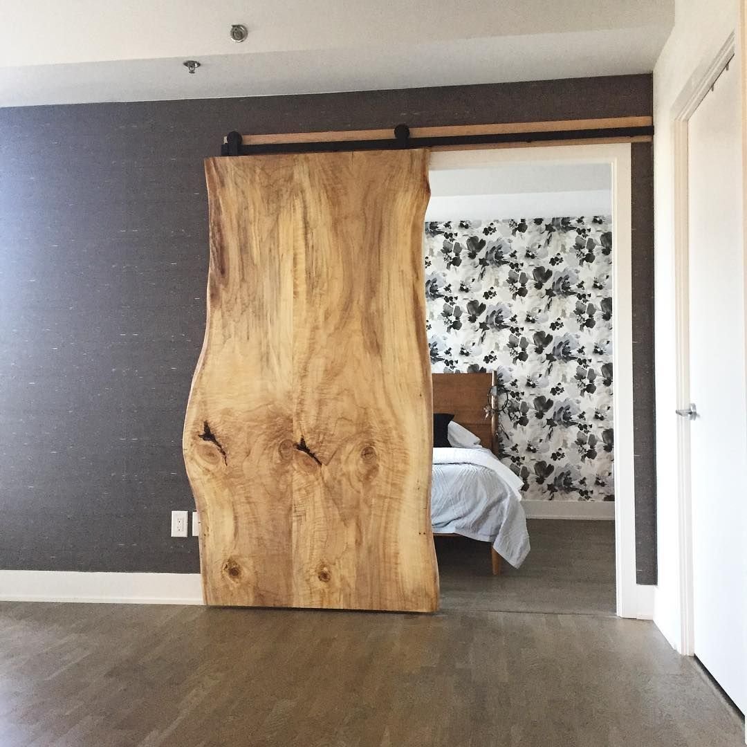 Двери из необработанного дерева в интерьере