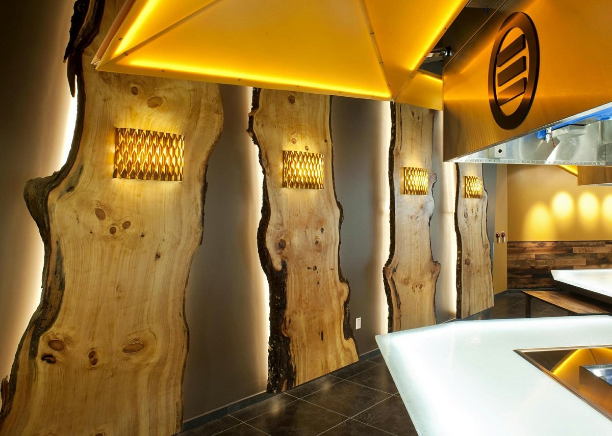 Слэбы из дерева на стене