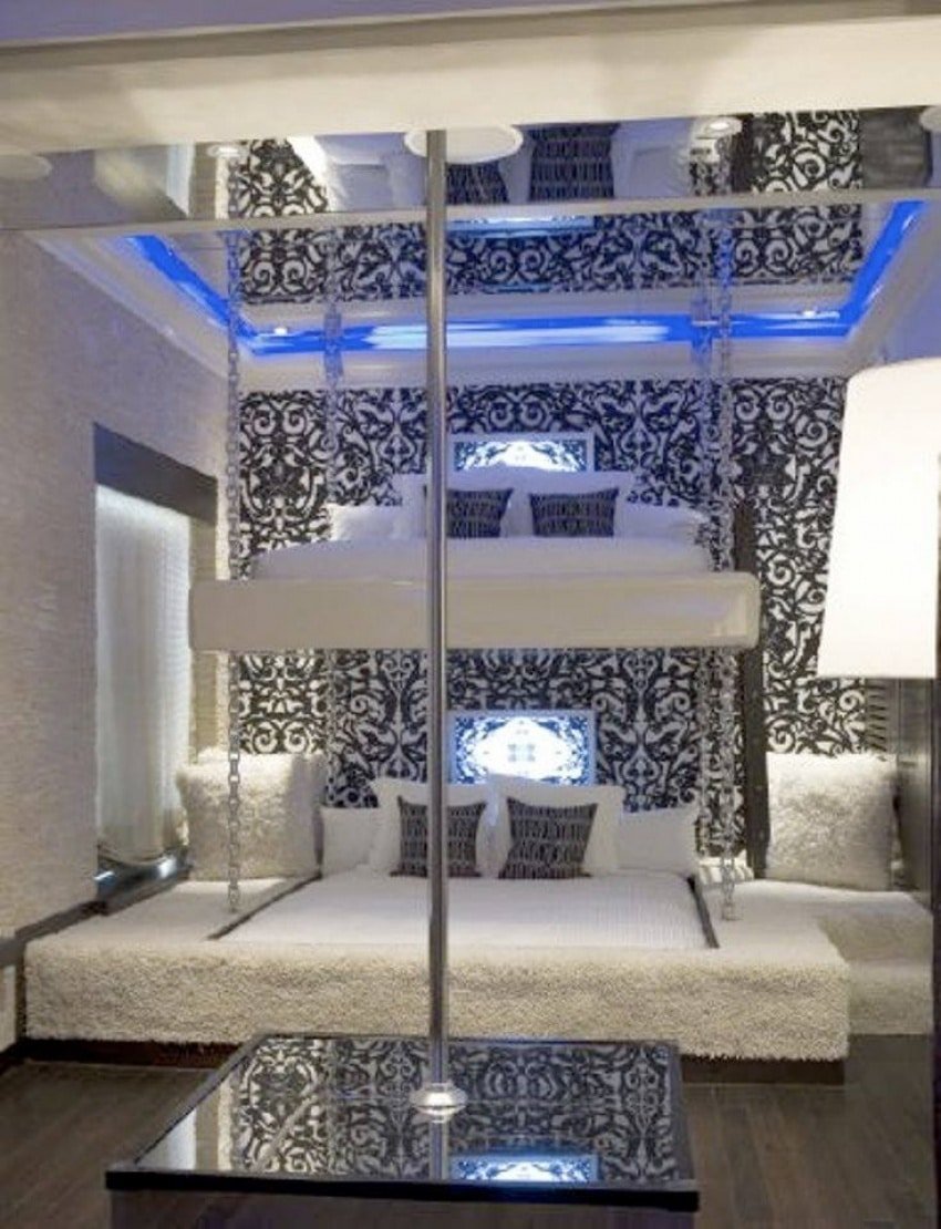 Спальня с шестом