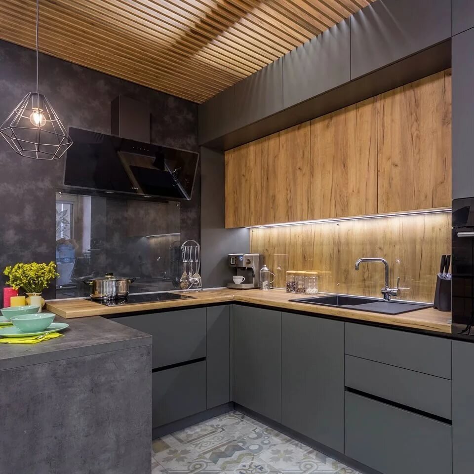 Кухонный гарнитур серый с деревом