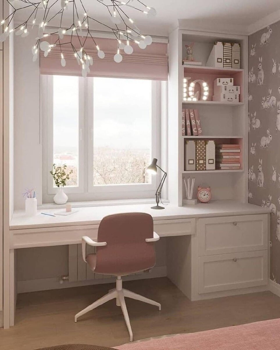 Стол около окна в детской