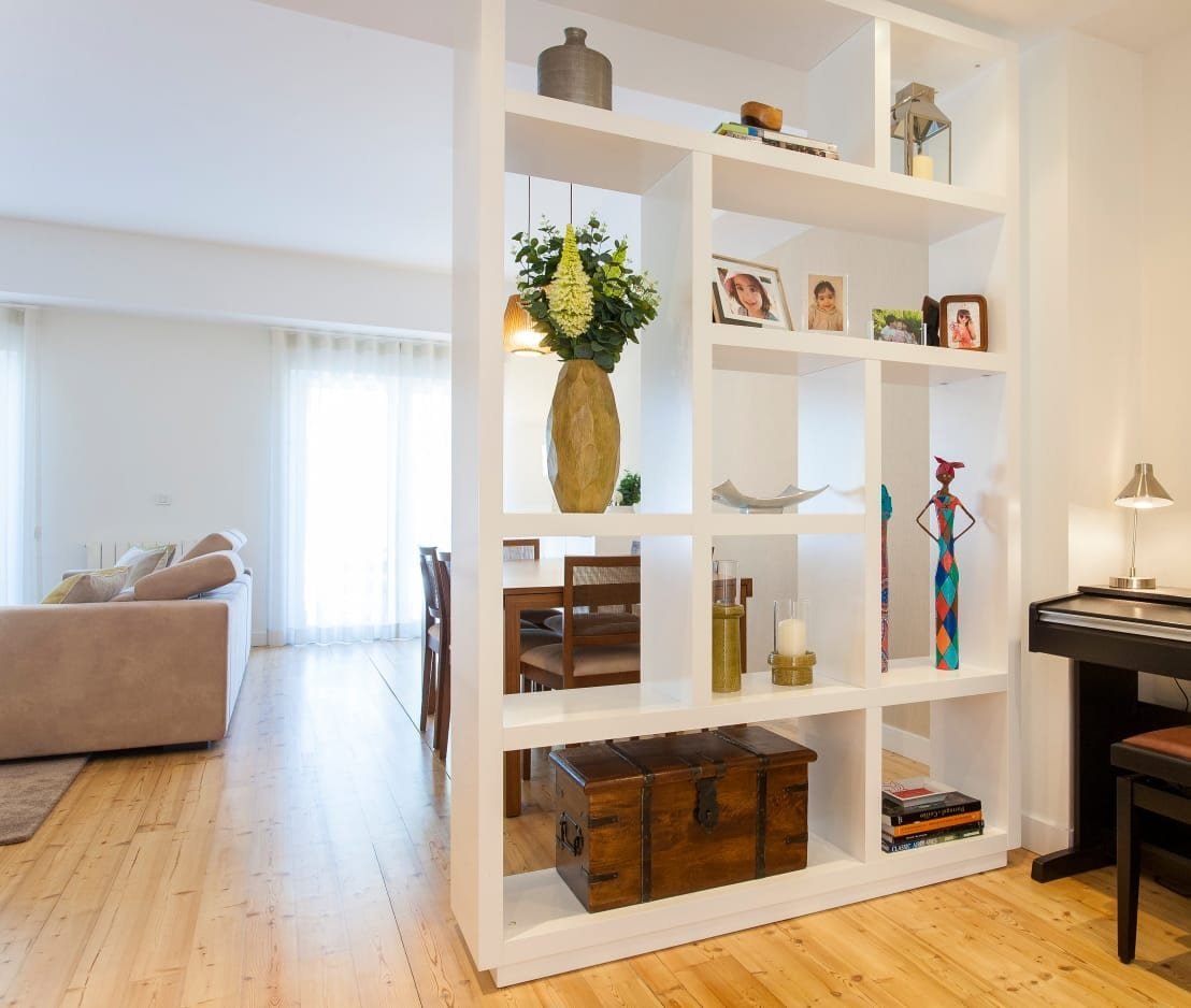 Узкий стеллаж перегородка