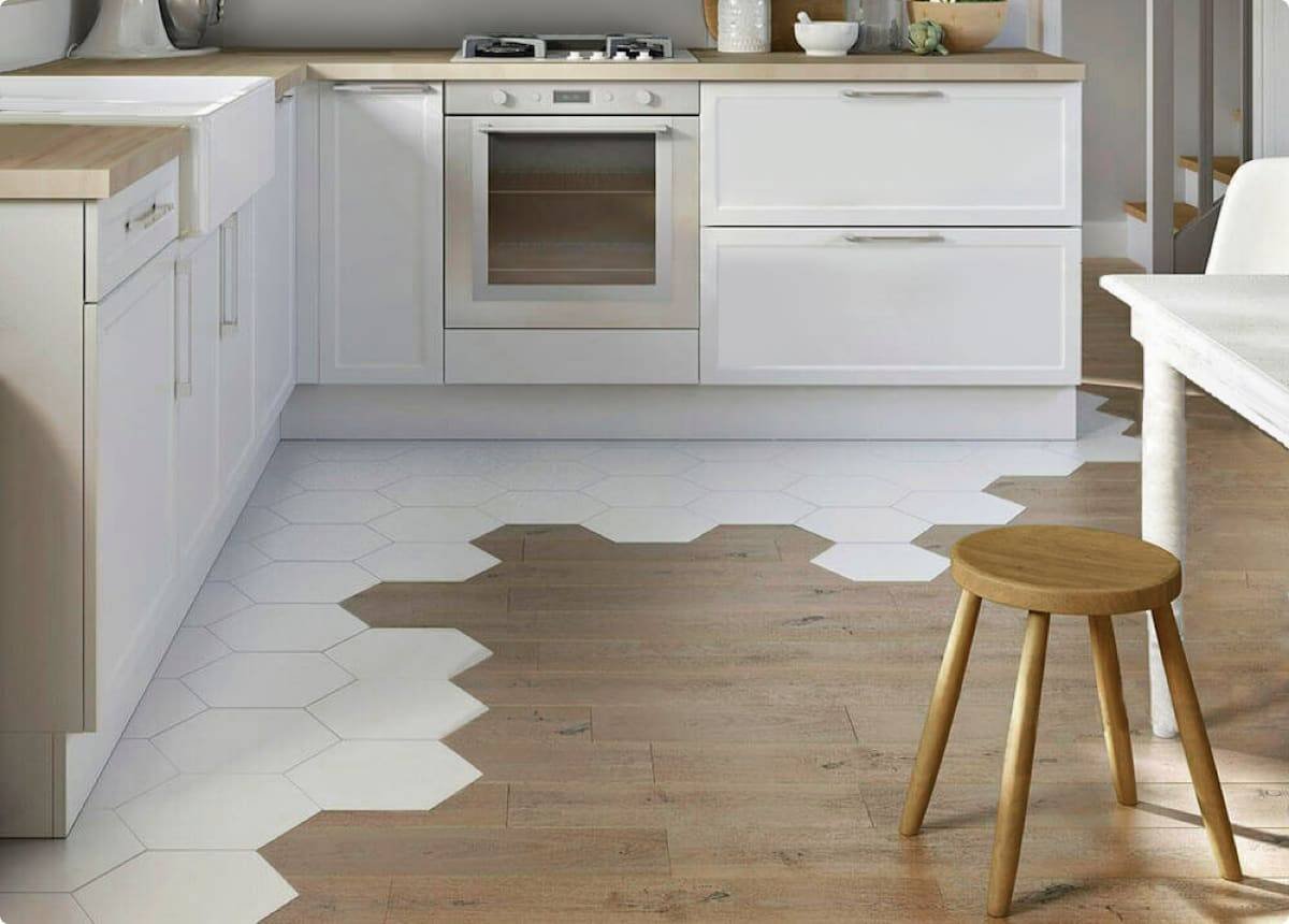Переход плитки в ламинат на кухне