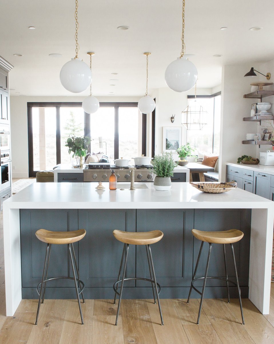 Кухонный остров с обеденной зоной