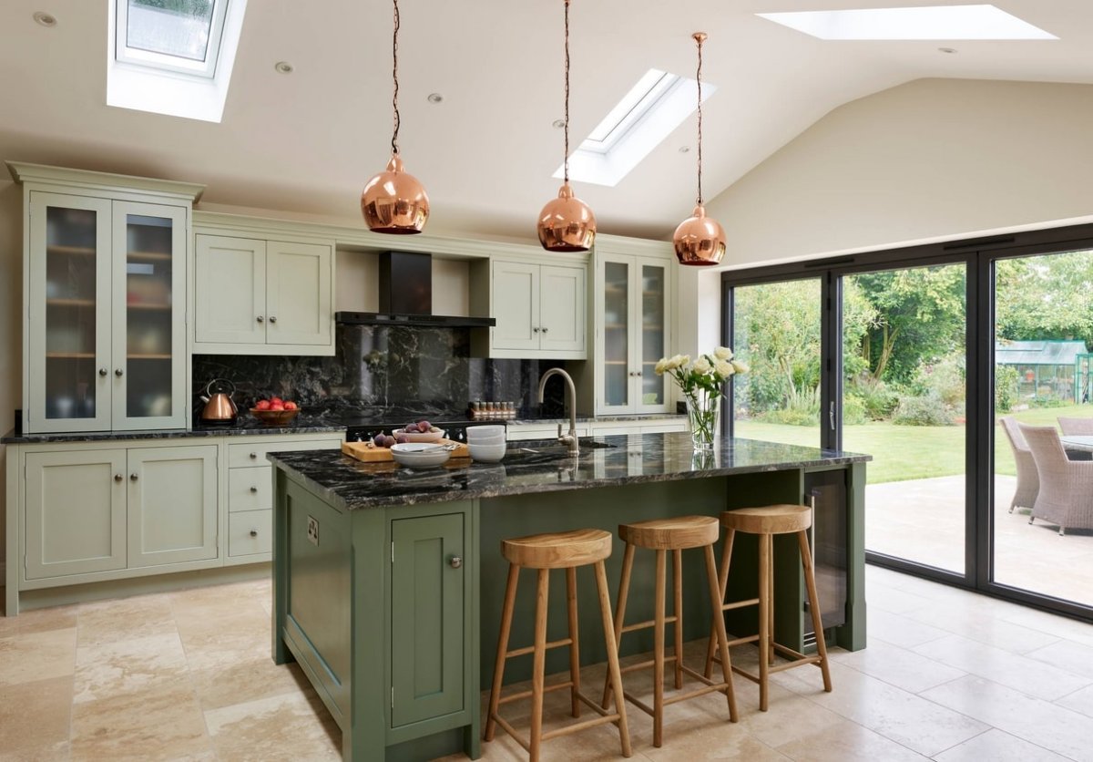 Кухня с островом в частном доме