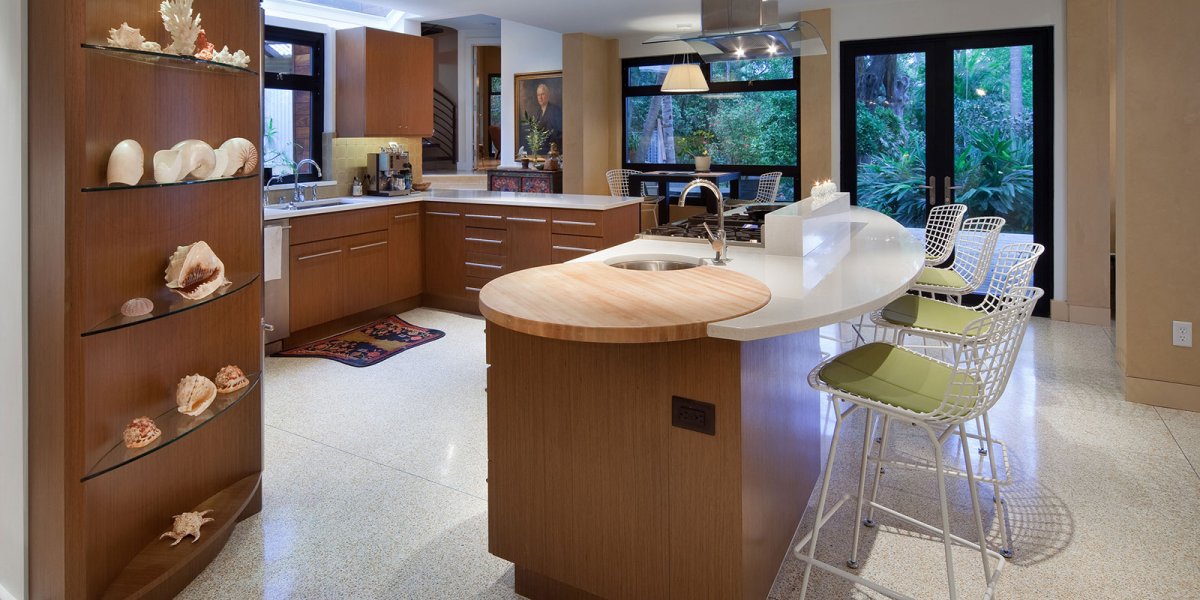 Овальный остров на кухне