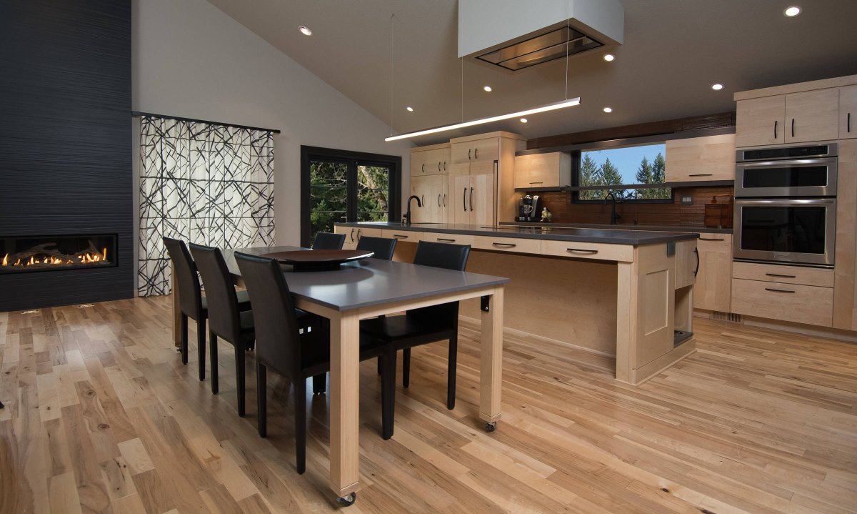 Кухонный остров с выдвижным обеденным столом