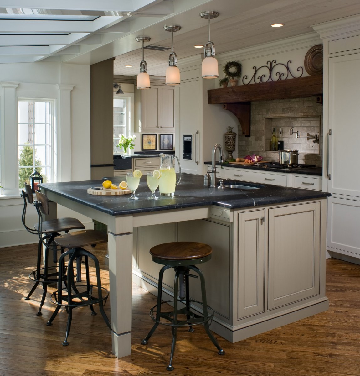 Кухонный остров с плитой и барной стойкой