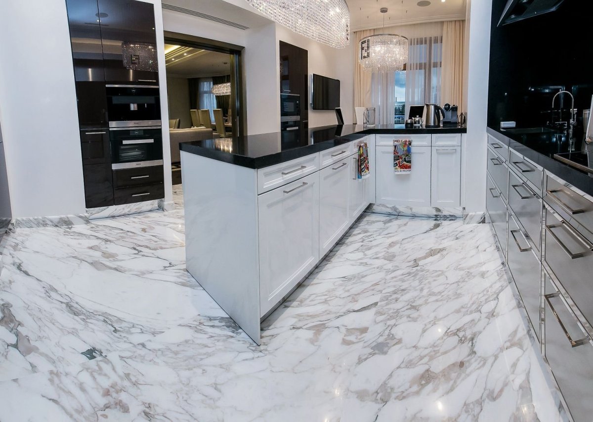 Кухня с мраморной плиткой на полу
