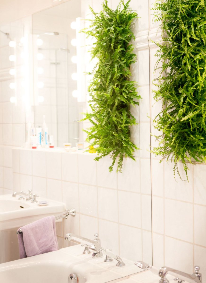 Искусственные цветы в ванной