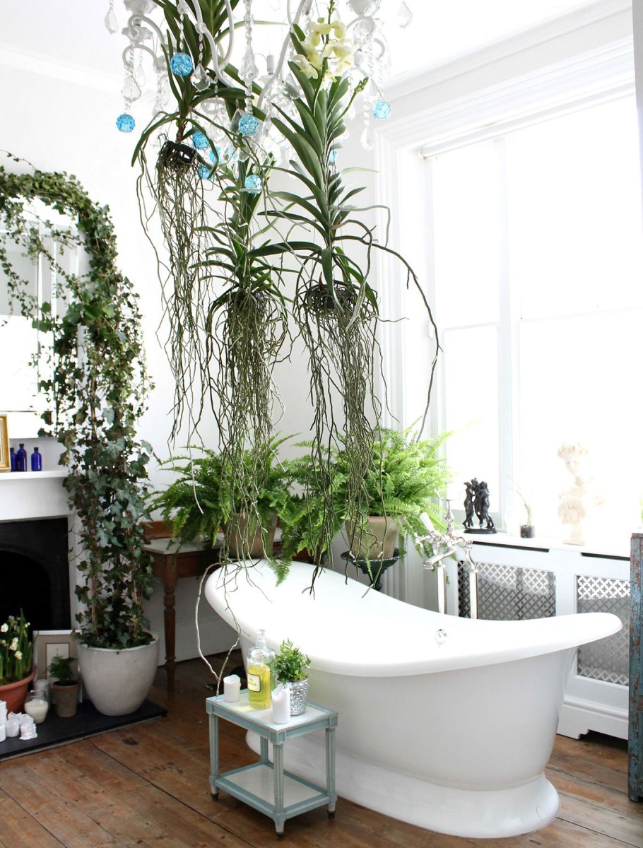 Искусственные цветы в ванной комнате