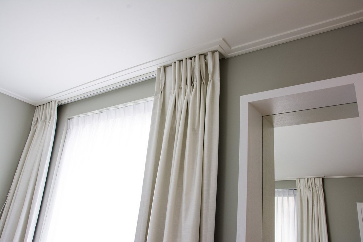 Скрытые карнизы для штор потолочные