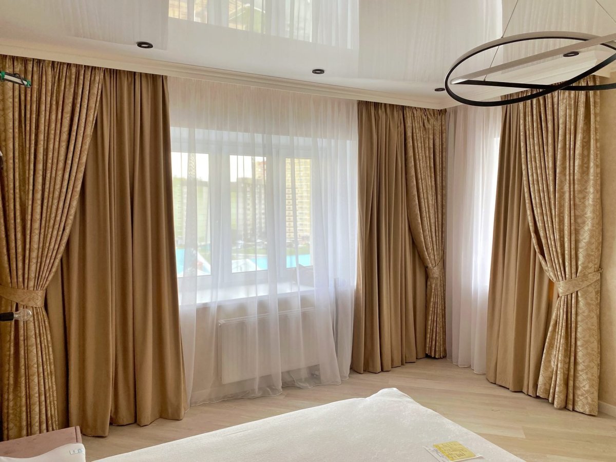 Карнизы в интерьере гостиной