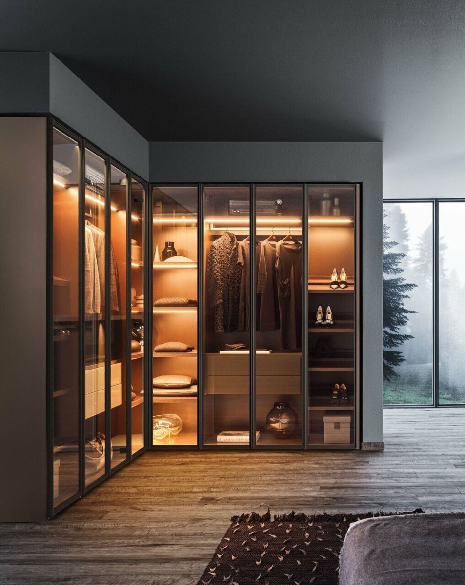 Гардероб со стеклянными дверцами