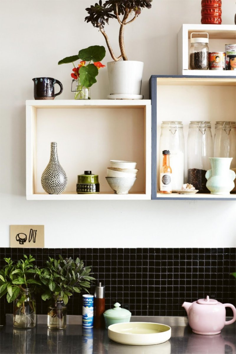 Настенные полки в интерьере кухни