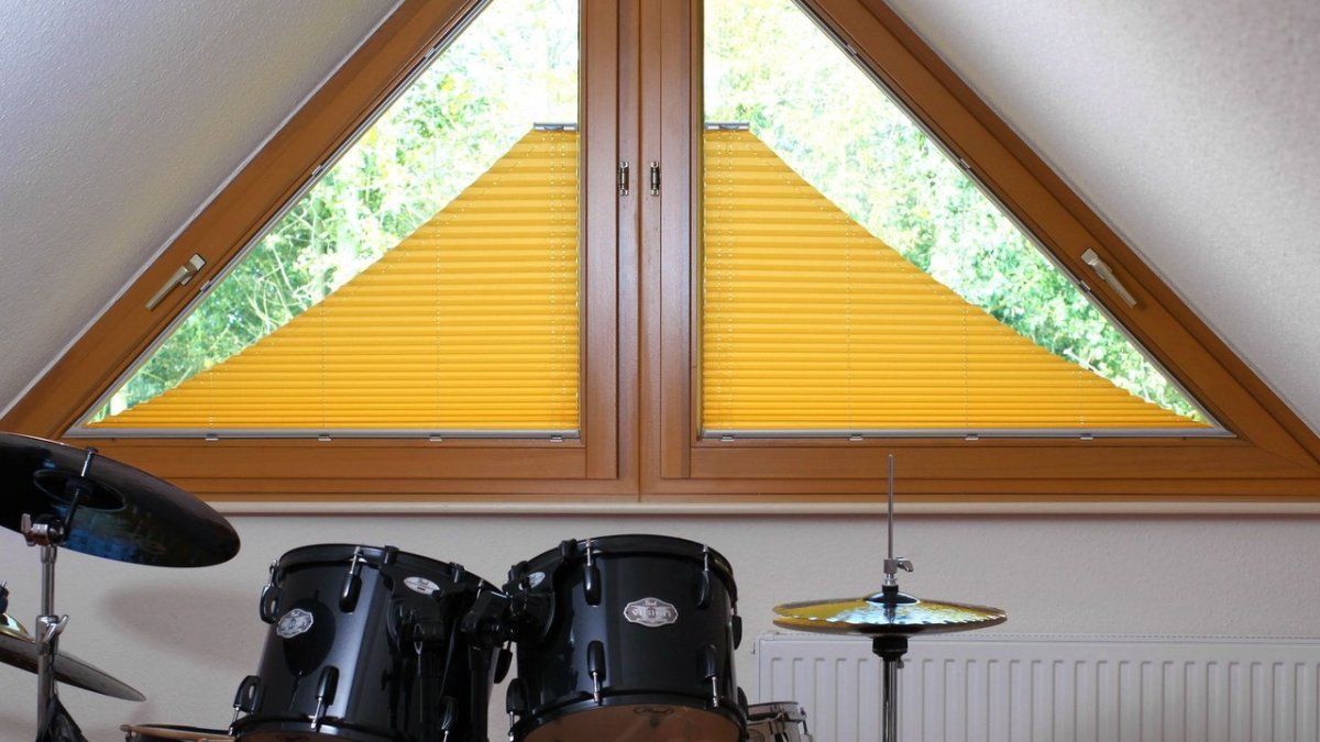 Рулонные шторы на треугольные окна