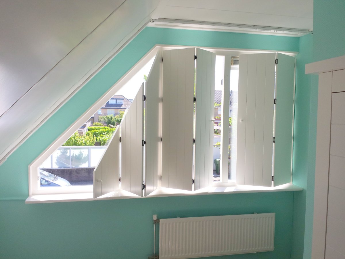 Жалюзи на мансардные окна со скошенным потолком