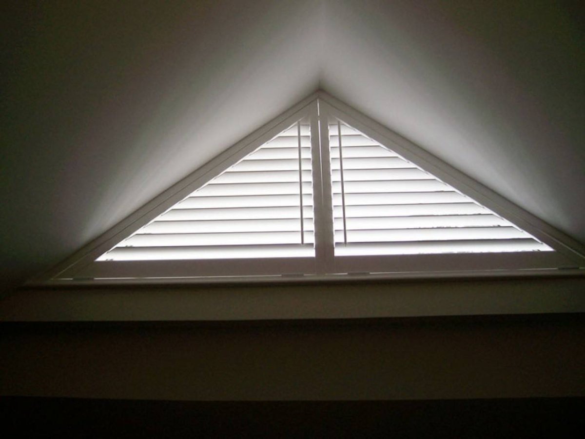 Треугольное чердачное окно
