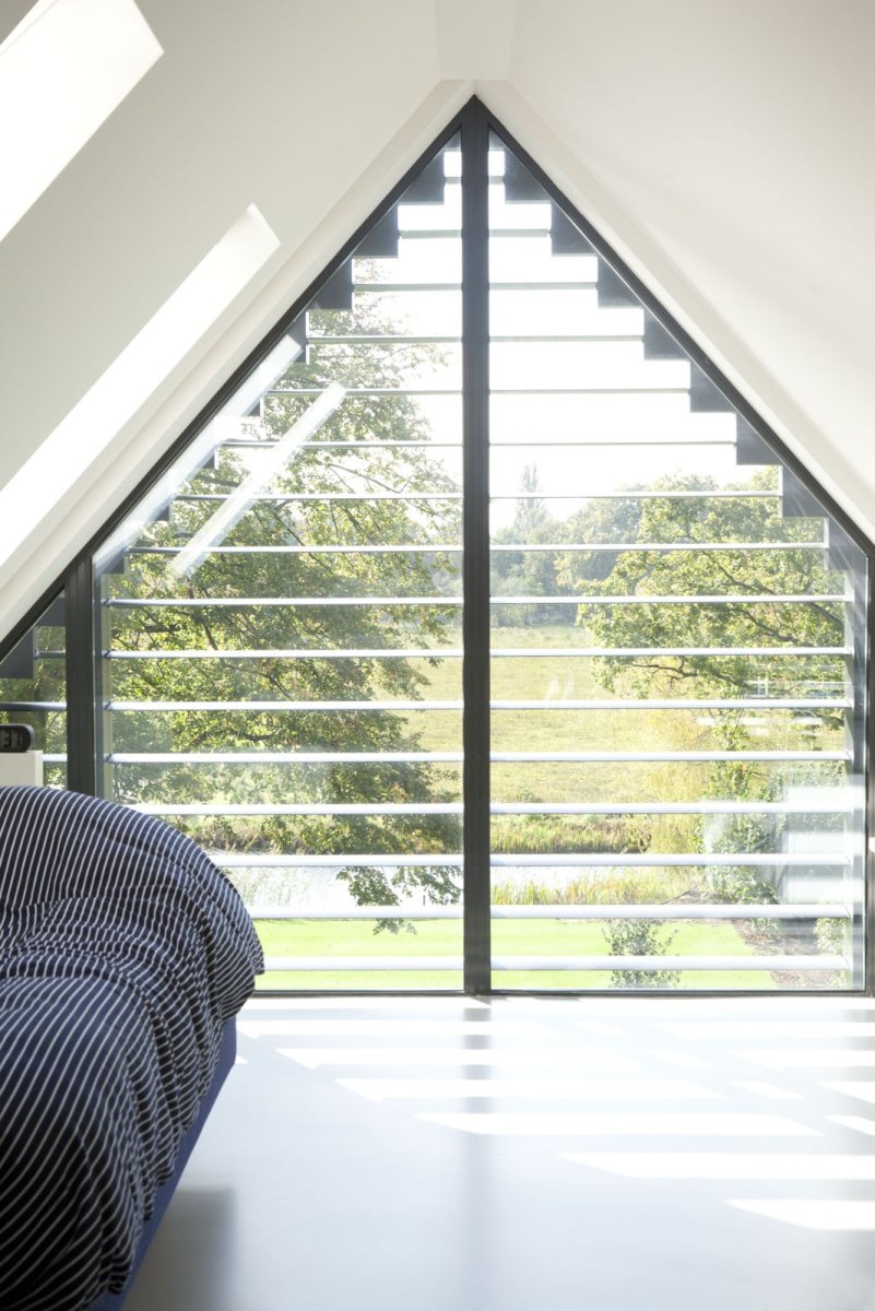 Шторы на треугольные мансардные окна