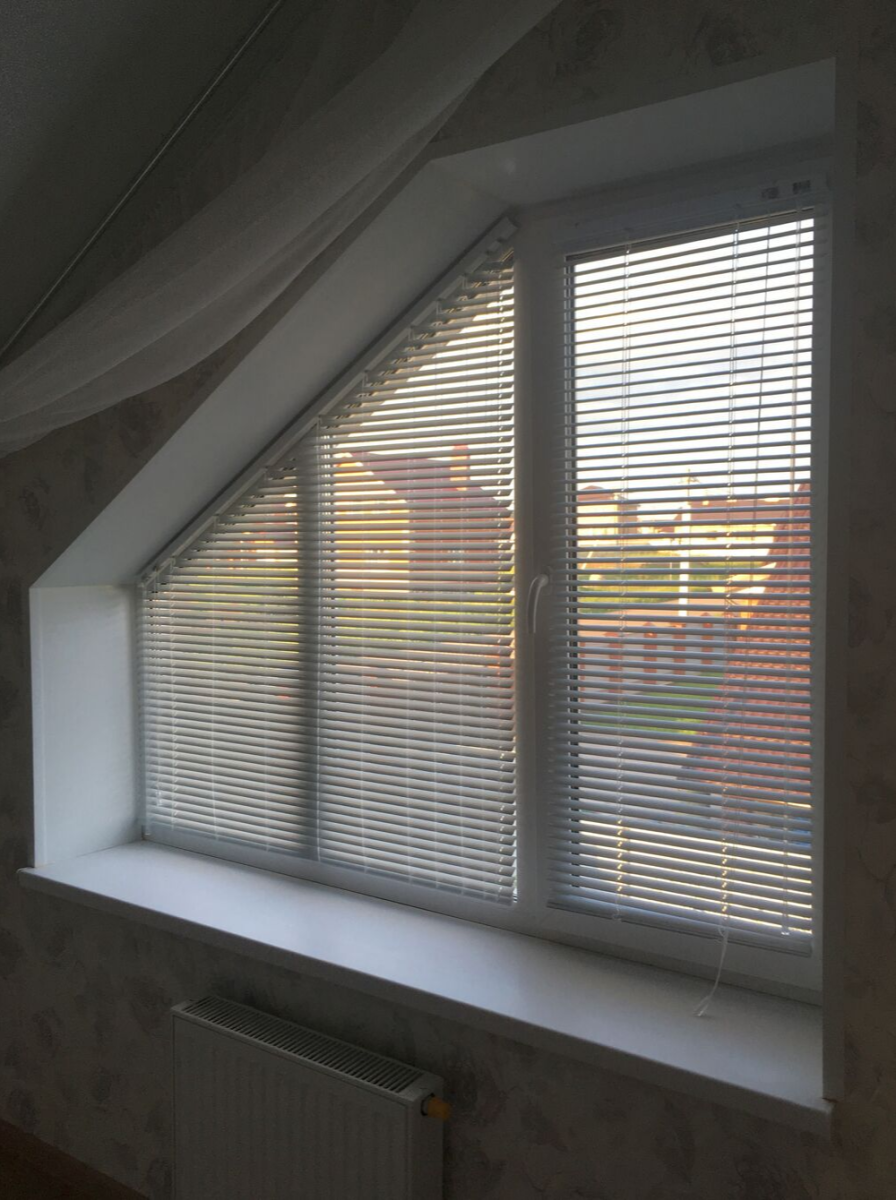 Рулонные шторы на скошенные окна