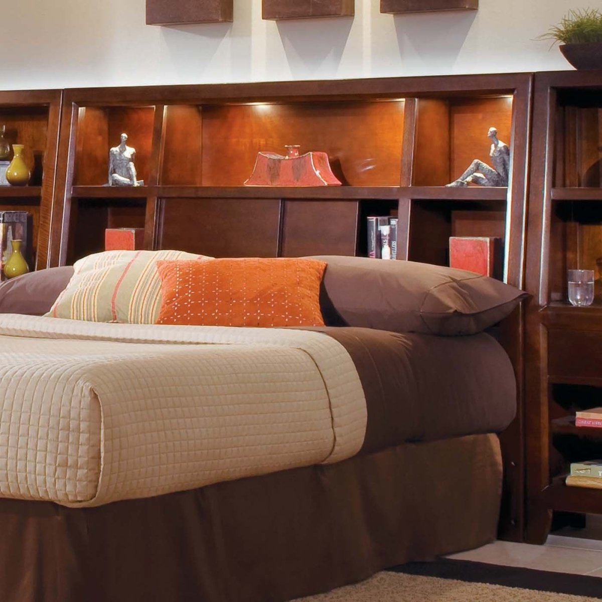 Кровать с полочками в изголовье