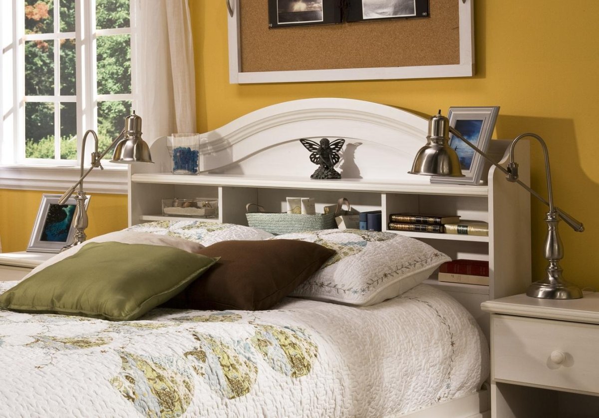 Кровать с полками в изголовье