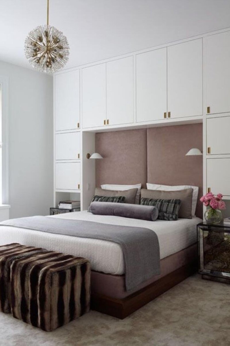 Шкаф в изголовье кровати