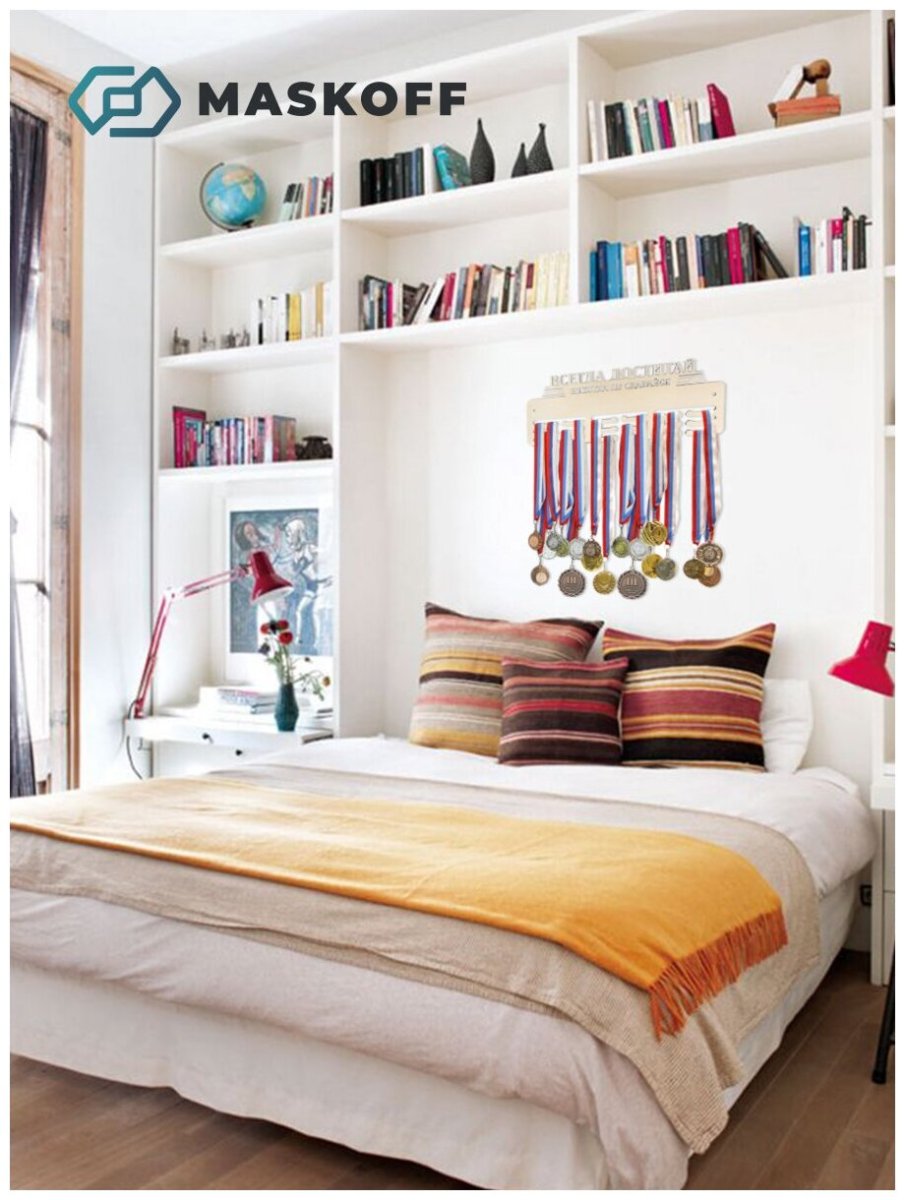 Полки вокруг кровати