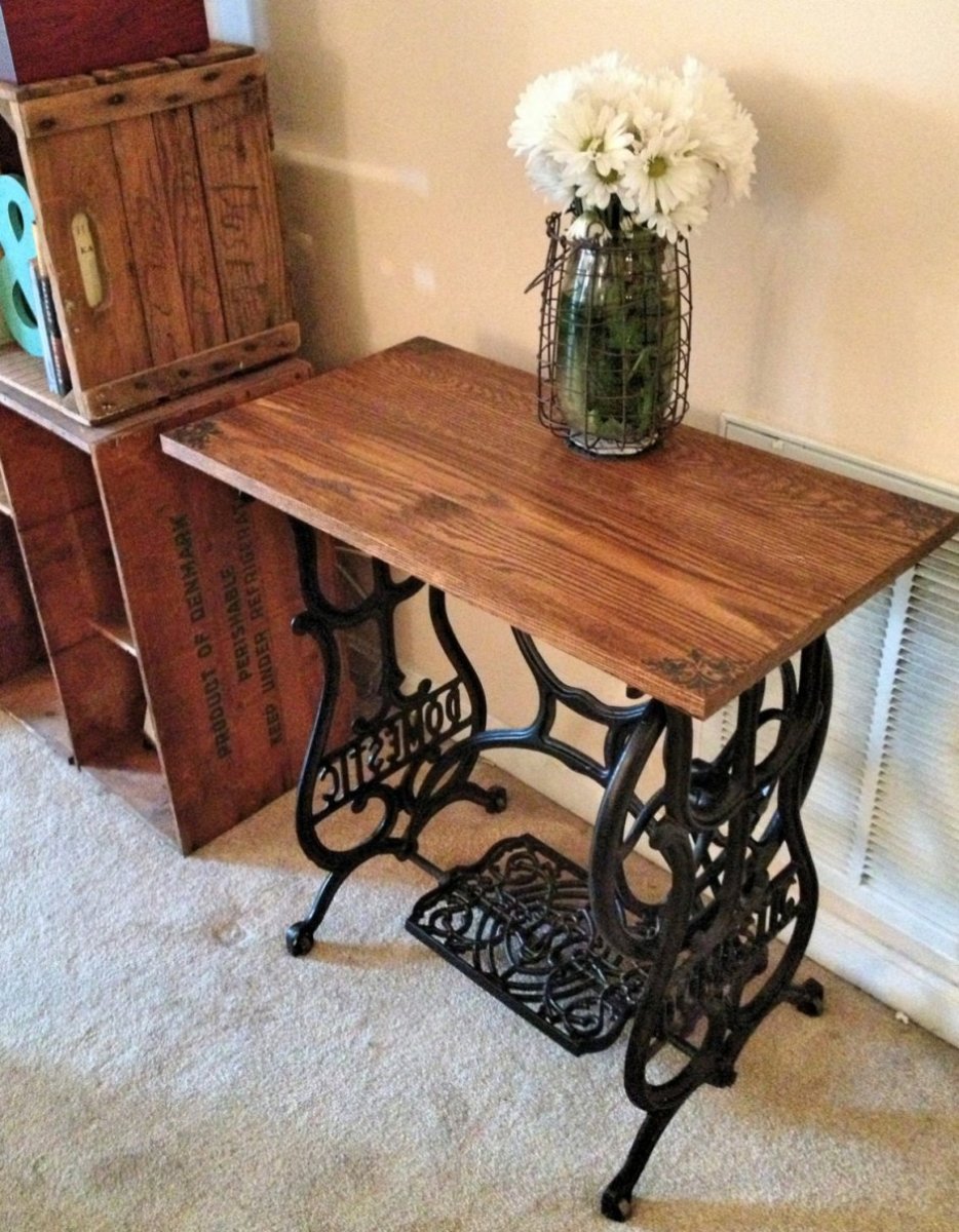 Стол из станины швейной машинки